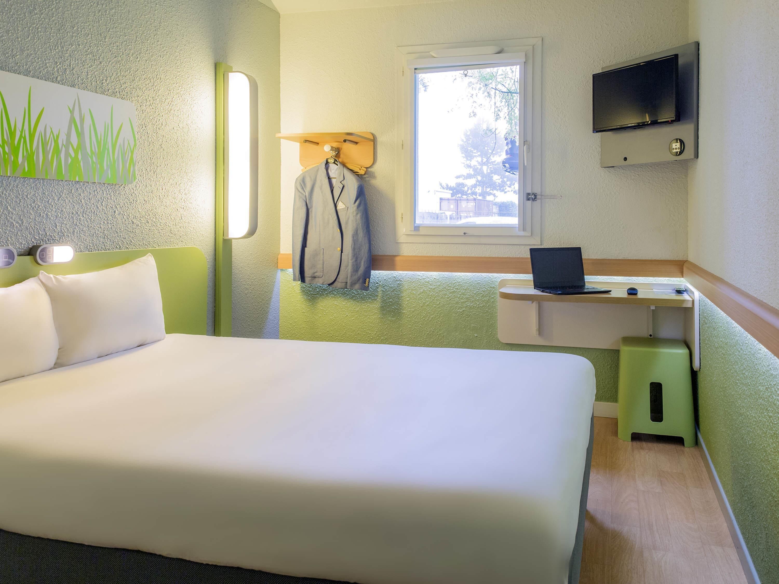 Chambre Double | Bureau, rideaux occultants, lits bébé (gratuits), Wi-Fi gratuit