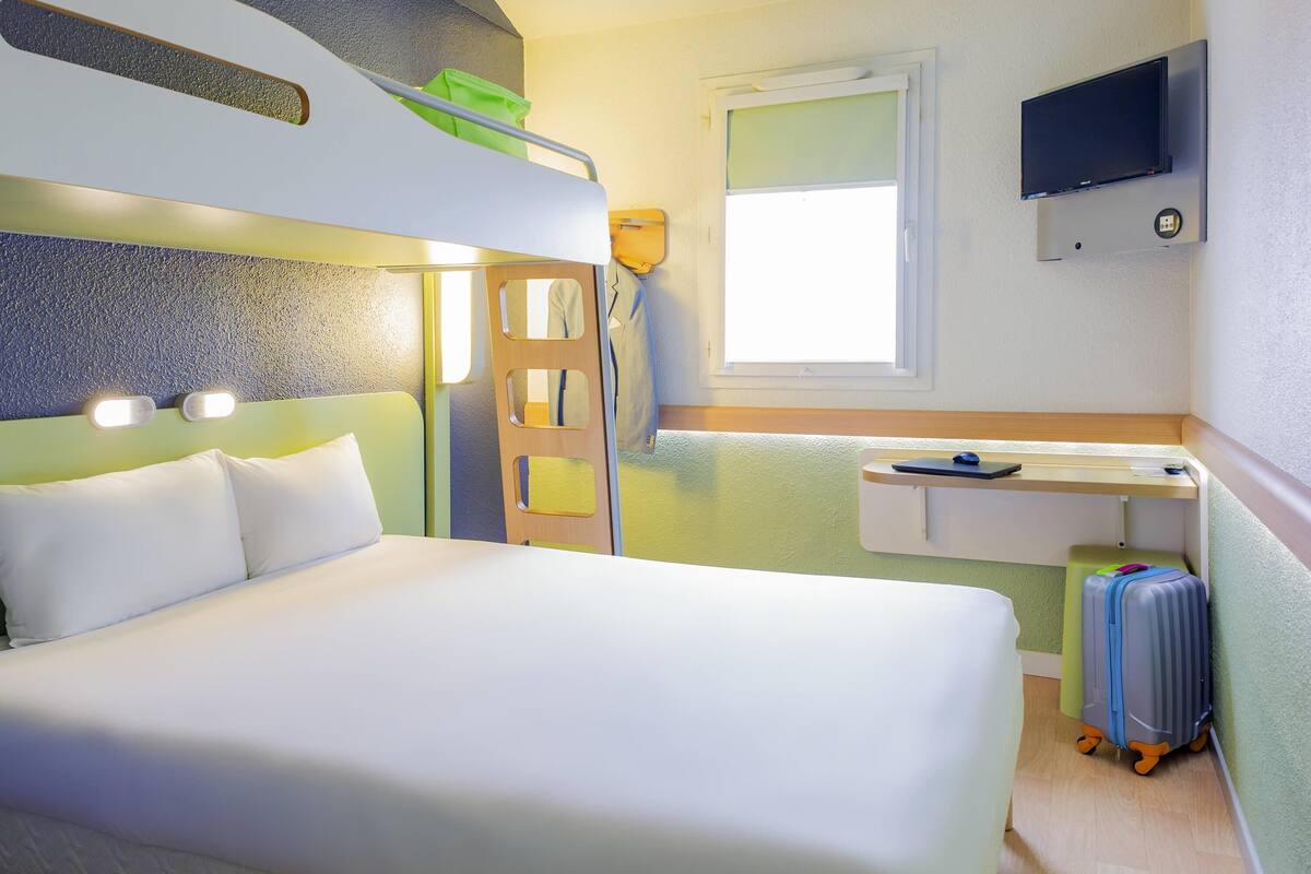 triple room, multiple beds | desk, blackout curtains, free cots/infant beds, free wifi