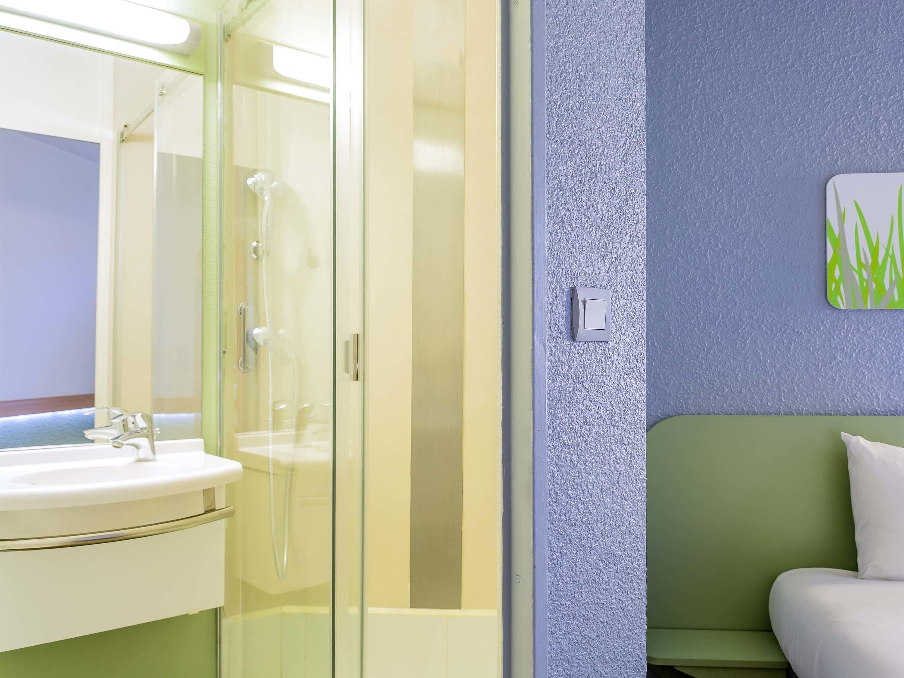 family room | desk, blackout curtains, free cots/infant beds, free wifi