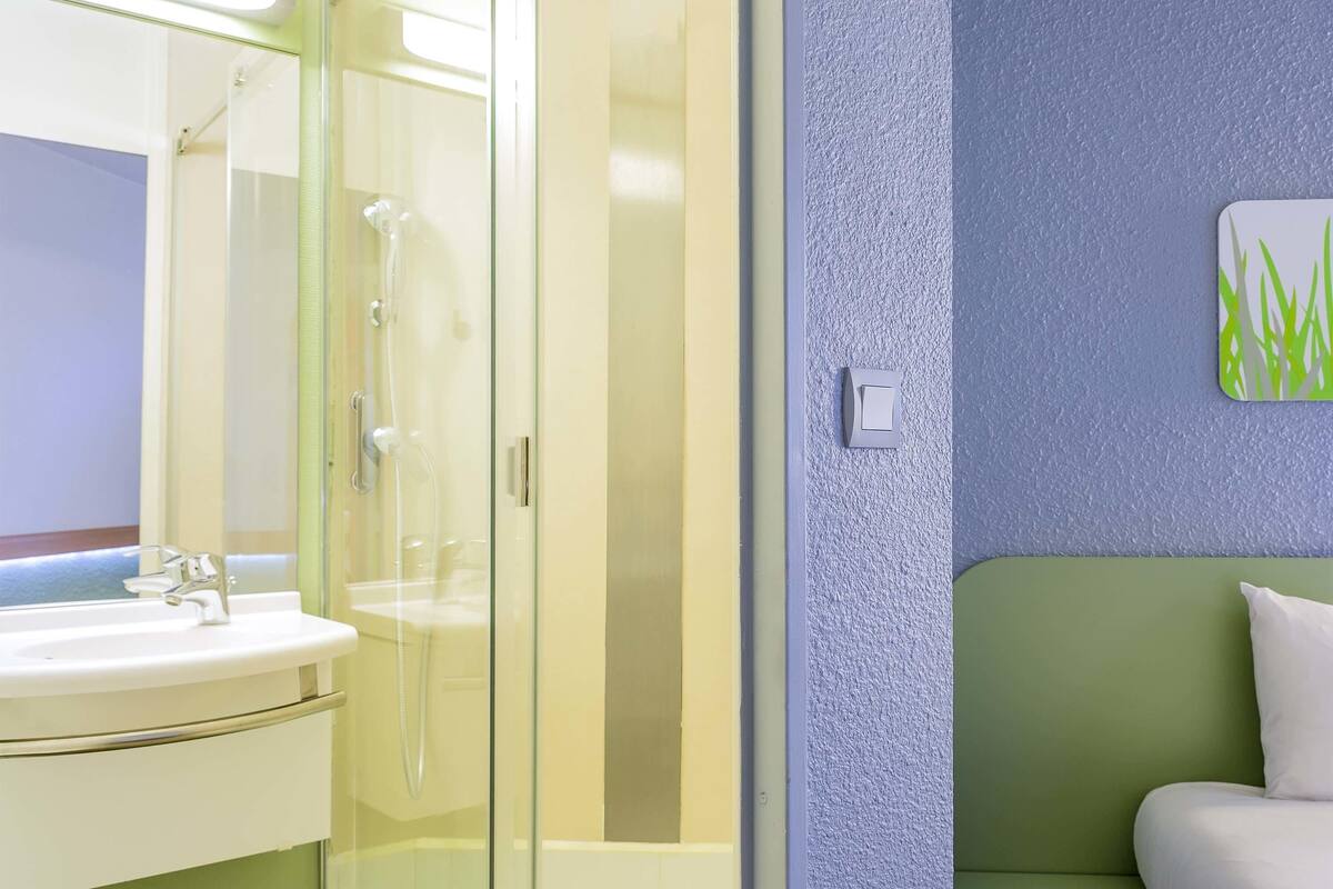 family room | desk, blackout curtains, free cots/infant beds, free wifi