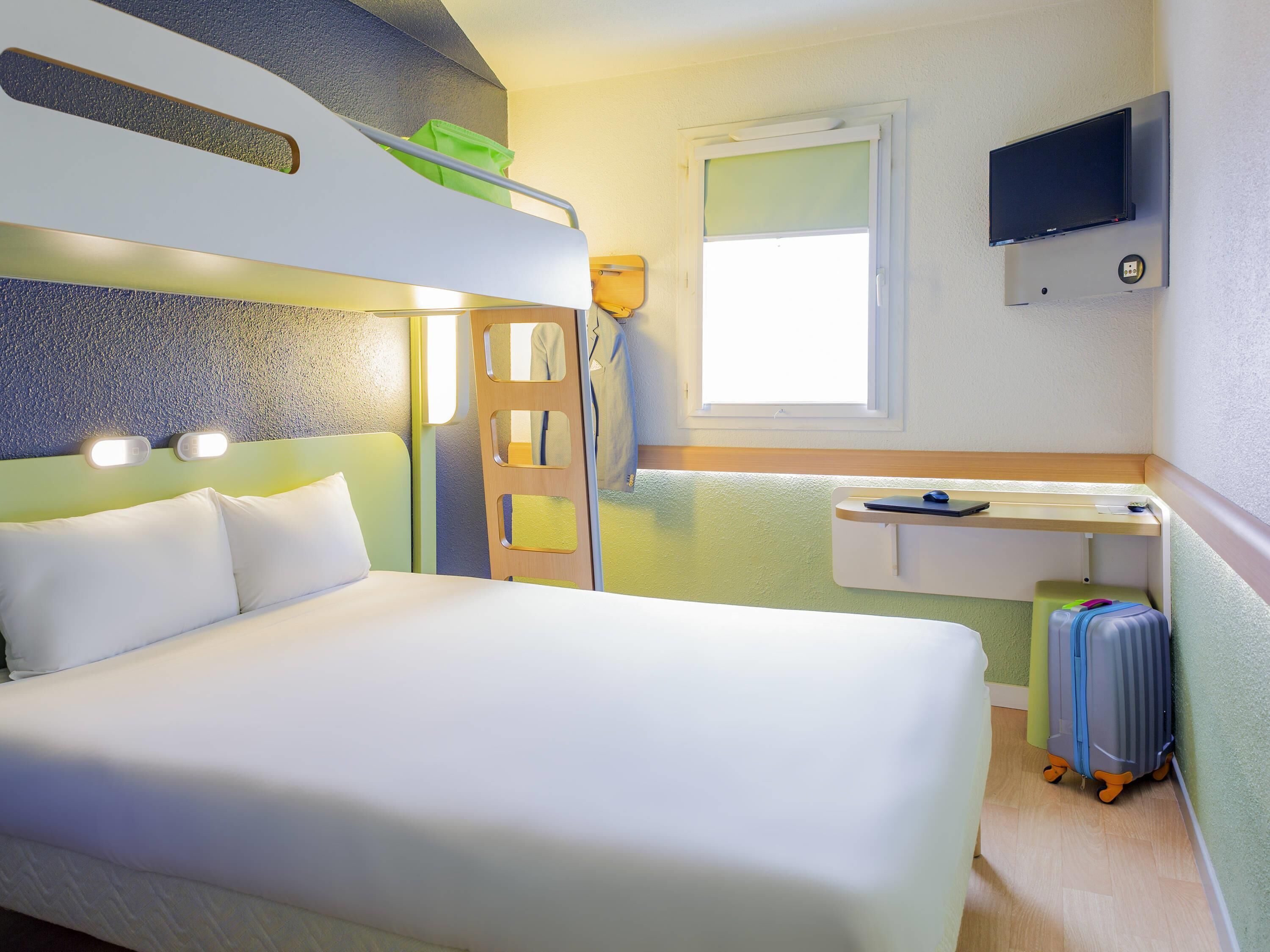 Chambre Triple, plusieurs lits | Bureau, rideaux occultants, lits bébé (gratuits), Wi-Fi gratuit