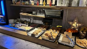 Desayuno buffet (EUR 8.90 por persona)