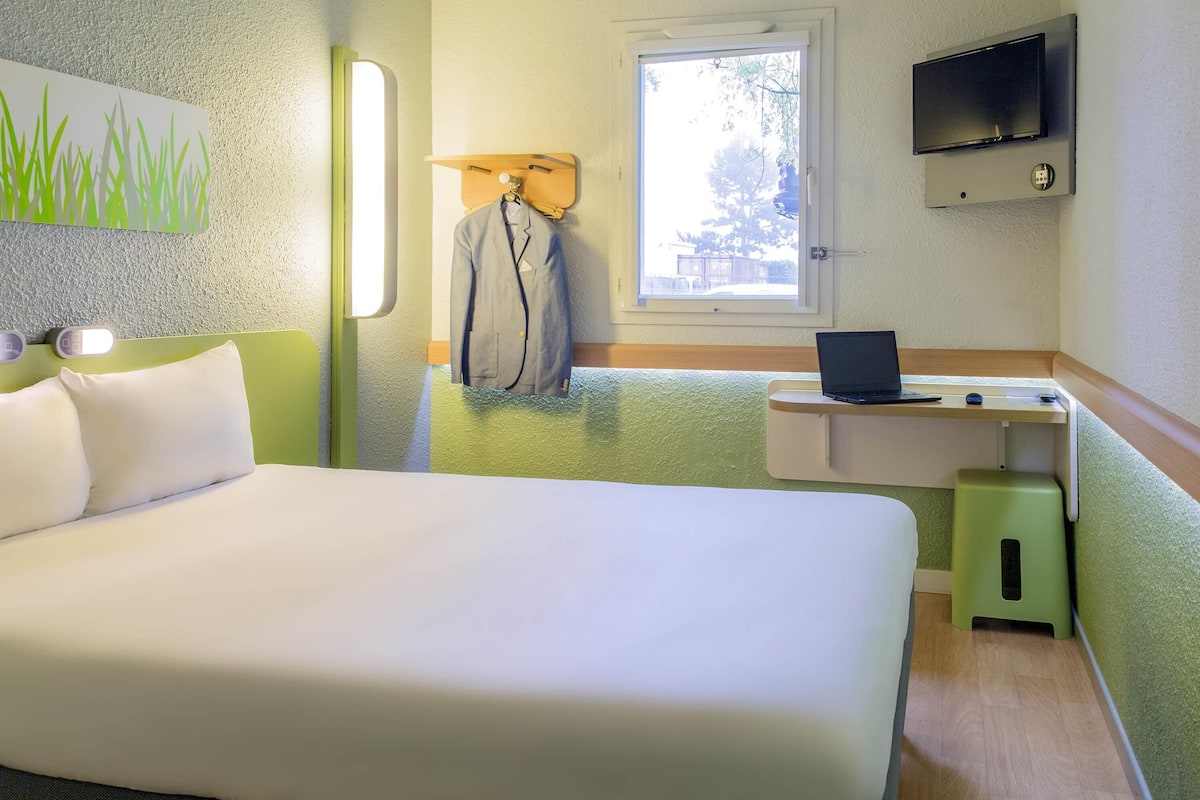 double room | desk, blackout curtains, free cots/infant beds, free wifi