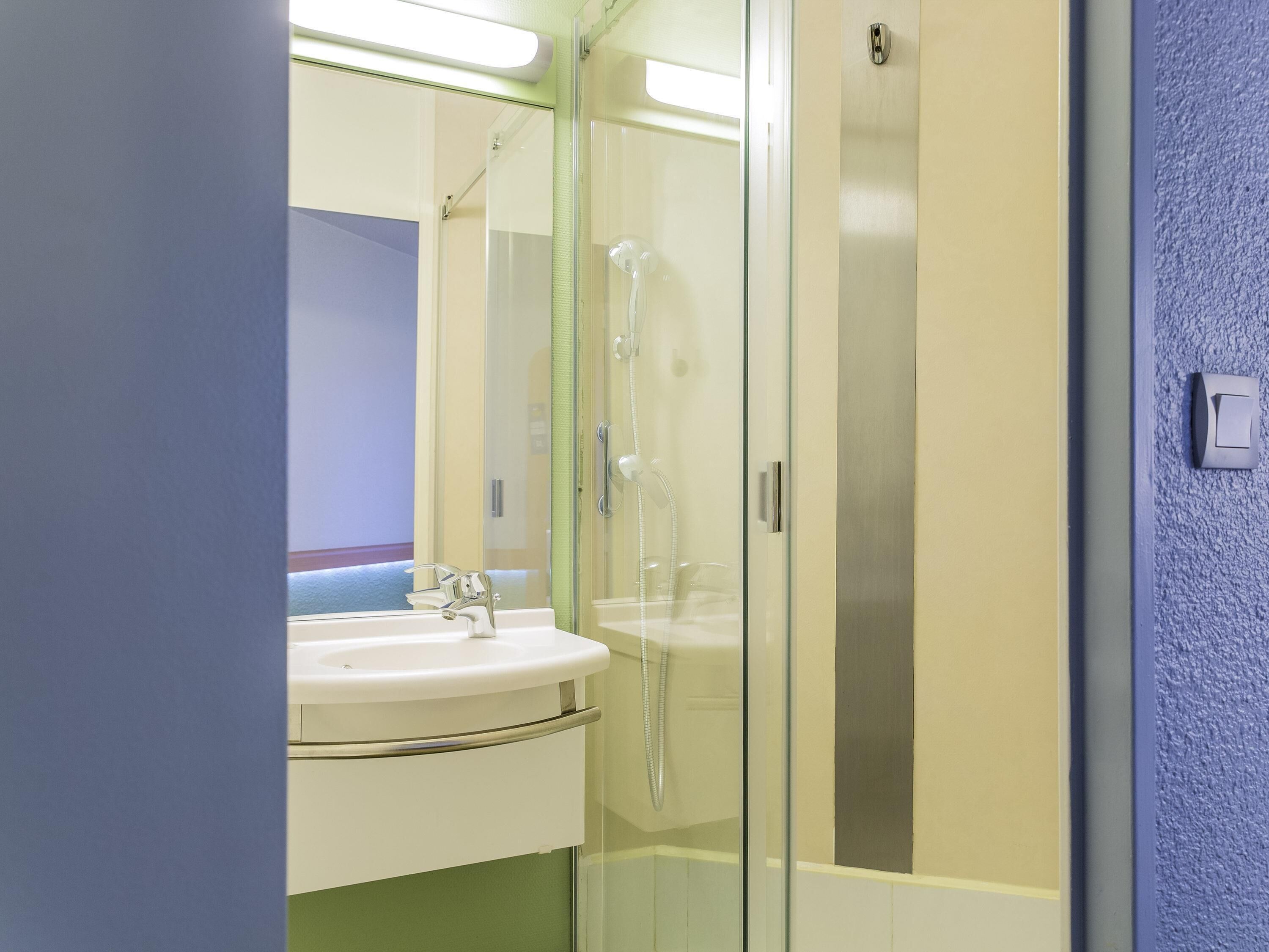 triple room, multiple beds | desk, blackout curtains, free cots/infant beds, free wifi