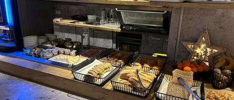 Un bufé de desayuno con diversas opciones de comida y una estación de café.