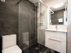 Appartement, 2 chambres | Salle de bain | Douche, sèche-cheveux, serviettes fournies, savon