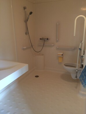 A bathroom with a shower, toilet, and a sink. - Camping Les Poutiroux - Mobilhome (Limeuil)