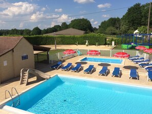 Seasonal outdoor pool, pool umbrellas, pool loungers - Camping Les Poutiroux - Tente Lodge (Limeuil)