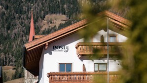 A hotel with a wooden balcony and a mountain view. - Hotel Gasthaus Post (Campo di Trens)