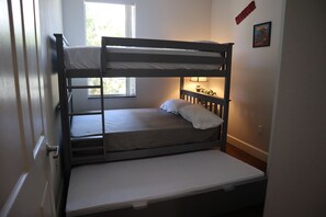 3 bedrooms, desk, iron/ironing board, WiFi