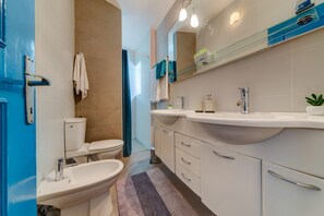 Duschwanne, Haartrockner, Bidet, Handtücher