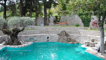 Una piscina al aire libre