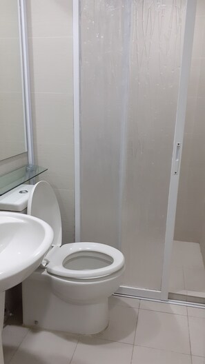 Condo, 1 quarto | Banheiro | Chuveiro, chinelos, toalhas de banho 