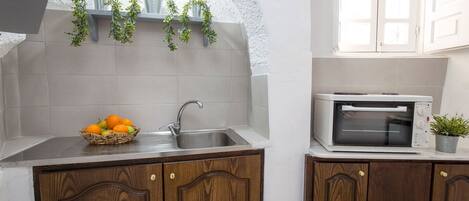 Quadruple Room (Cave, village view) | Private kitchen | Stovetop, electric kettle