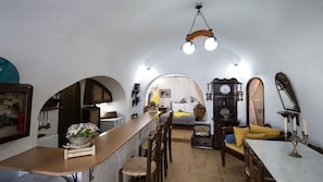Habitación cuádruple (Cave, village view) | Zona de estar | Una televisión de pantalla plana