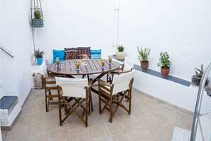 ห้องพักสำหรับสี่ท่าน (Cave, village view) | ลานระเบียง/นอกชาน