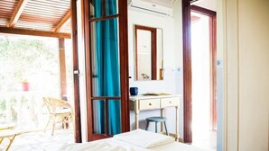 Una habitación de hotel con una cama, un escritorio y una silla.