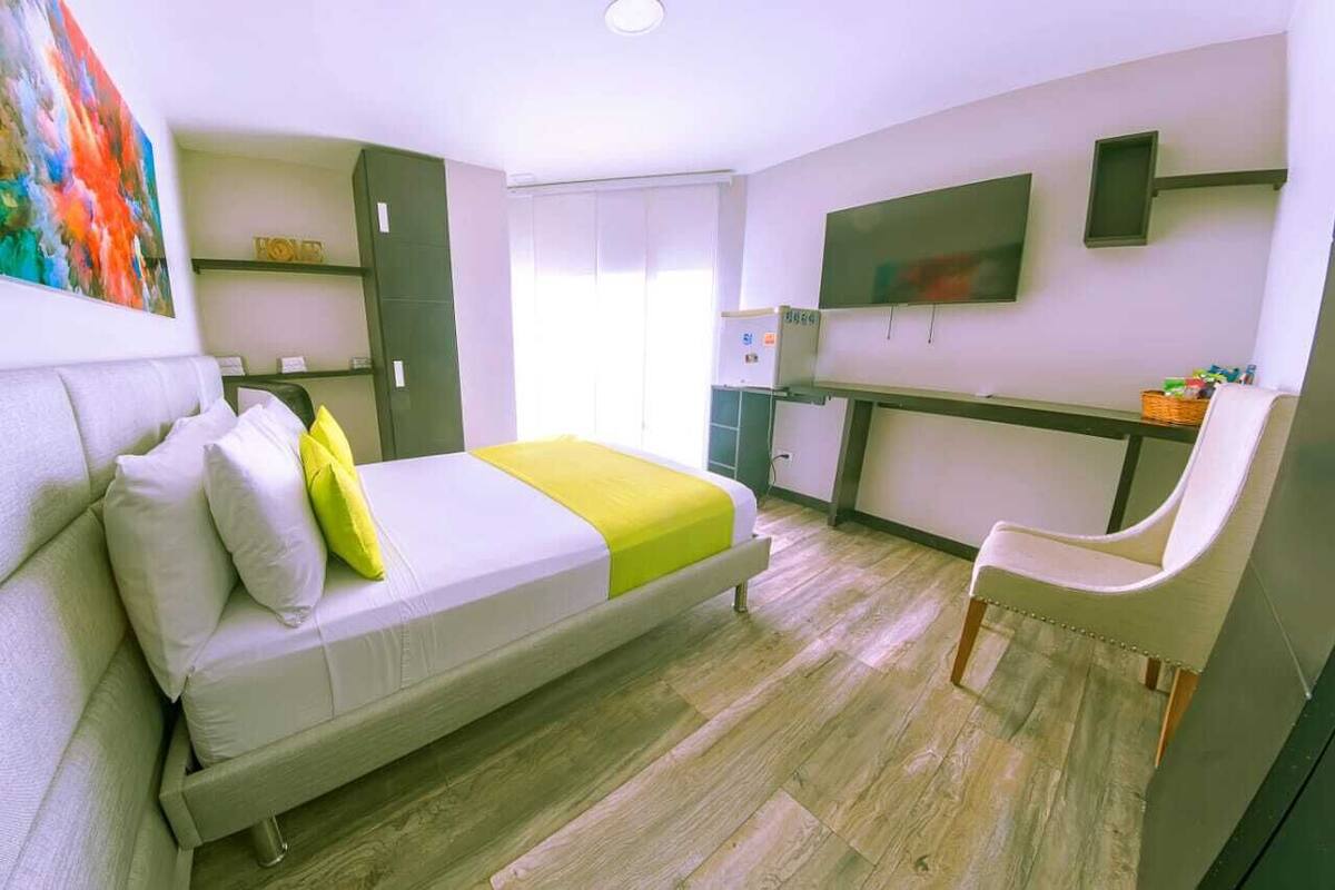 Habitación ejecutiva doble | Edredones de plumas, escritorio, espacio para trabajar con un portátil