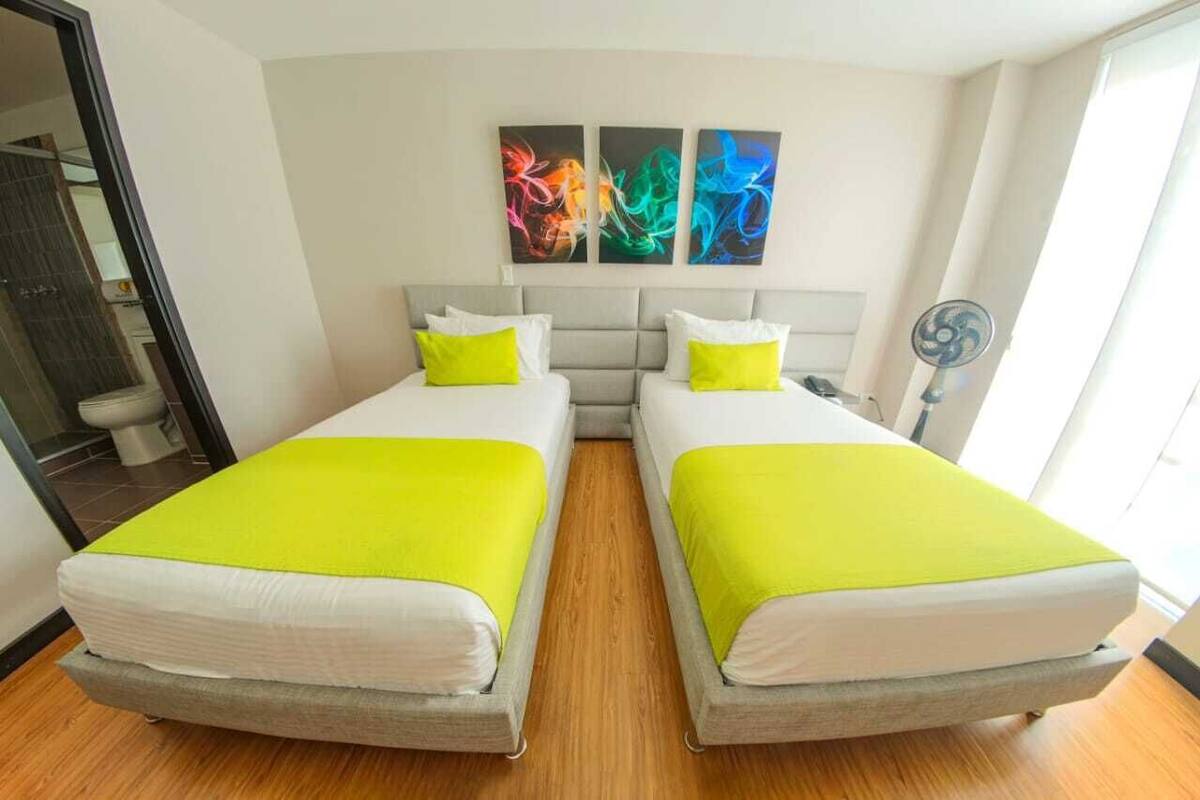 Habitación económica con 2 camas individuales | Edredones de plumas, escritorio, espacio para trabajar con un portátil