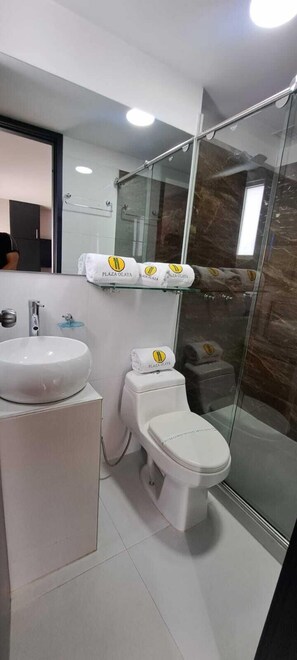 Economy Twin kamer | Badkamer | Een douche, gratis toiletartikelen, handdoeken, zeep