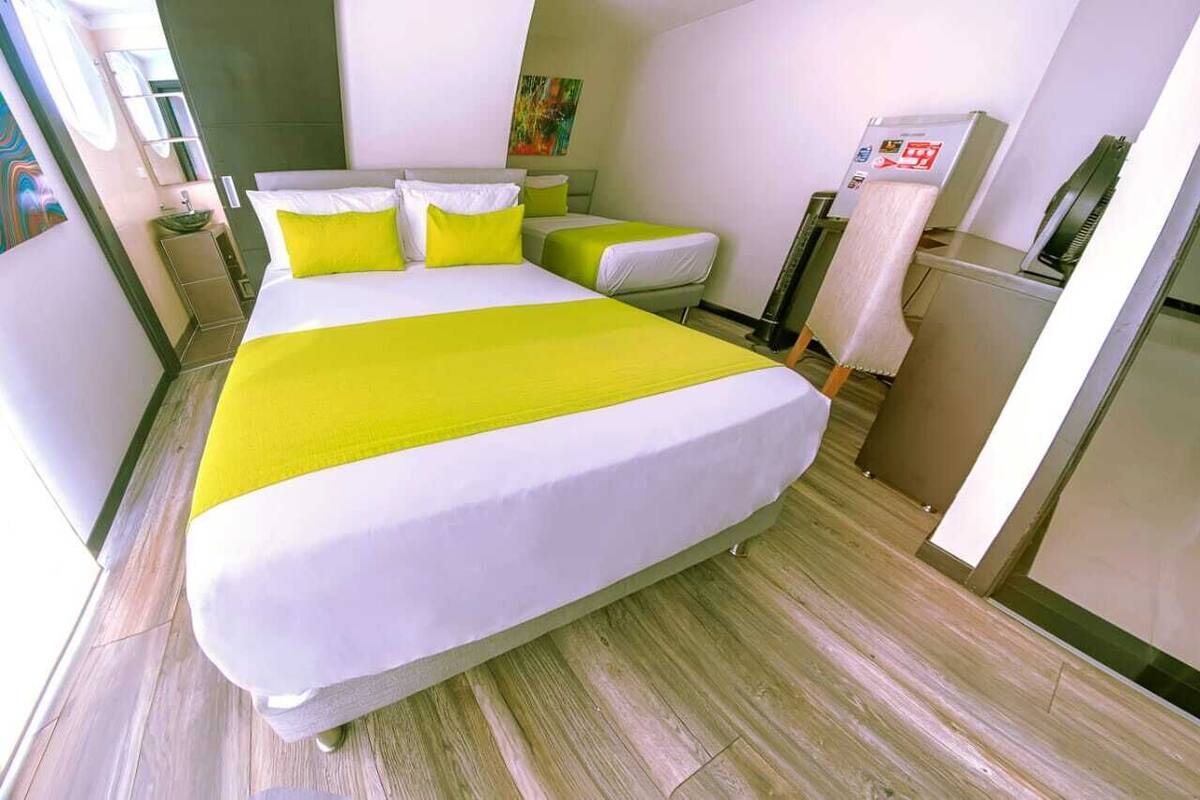 Habitación cuádruple familiar | Edredones de plumas, escritorio, espacio para trabajar con un portátil