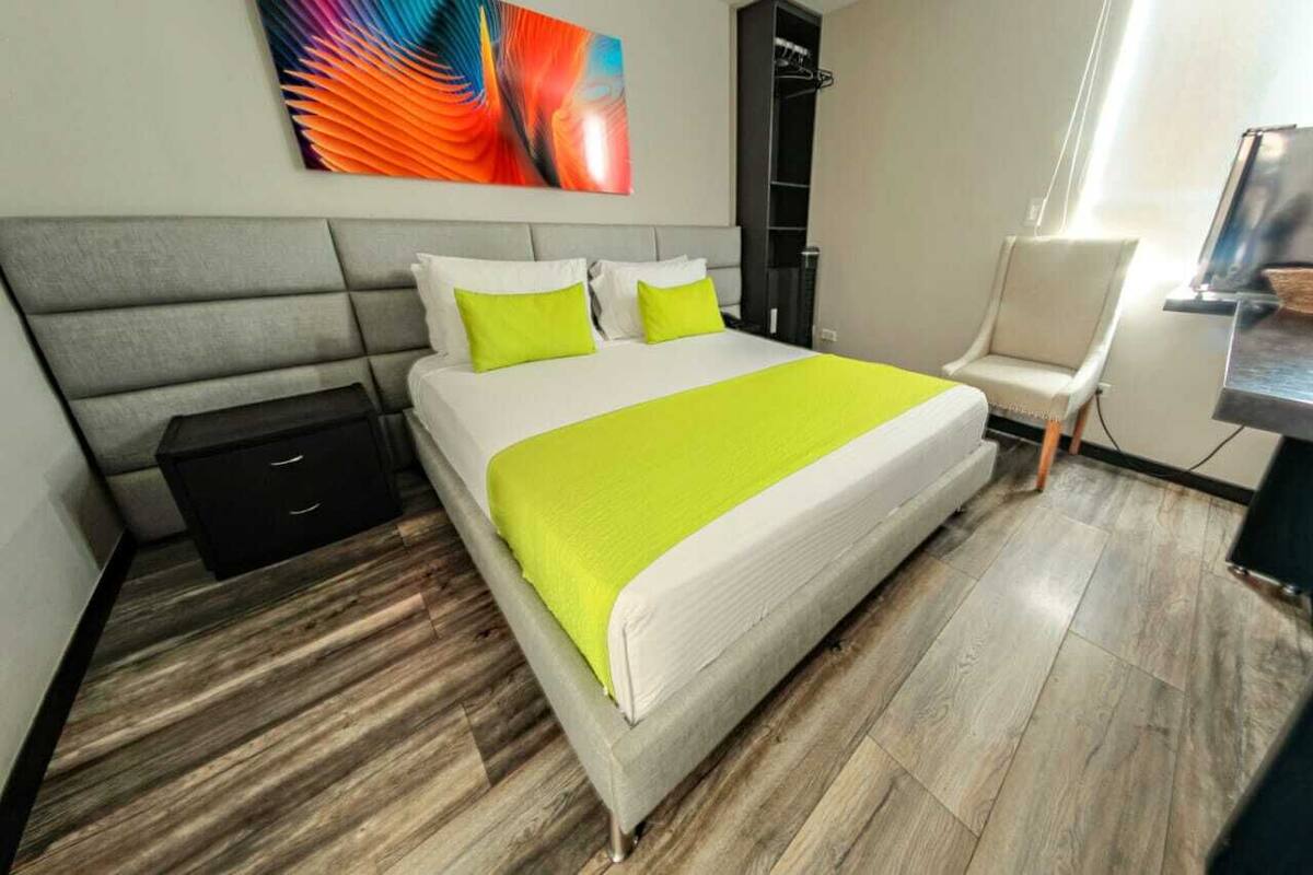 Habitación doble superior | Edredones de plumas, escritorio, espacio para trabajar con un portátil