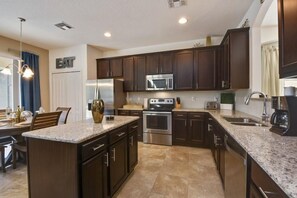 Casa | Cocina privada | Refrigerador, microondas, horno y parrilla de estufa 