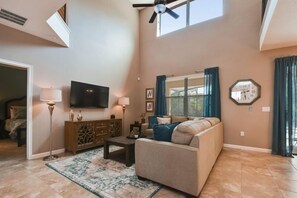 Casa | Área de sala de estar | Televisión y reproductor de DVD 