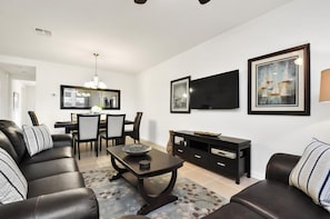 4 bedrooms, desk, cots/infant beds, free WiFi - 4BR Pool Home in Gated Golf Community (Davenport)