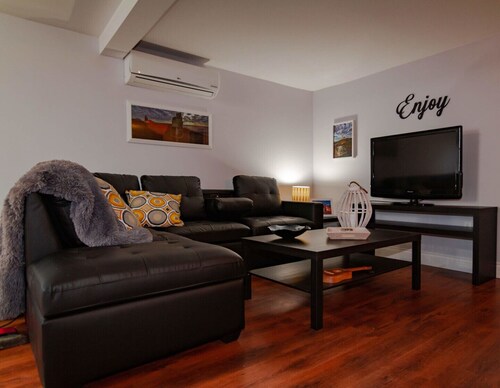 Nautical Themed one bedroom fully equipped apartment.