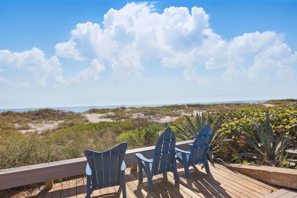 Property grounds - 1Bed/1Bath Upstairs Cottage, Steps to the Ocean, Perfect for Couples (Cocoa Beach)