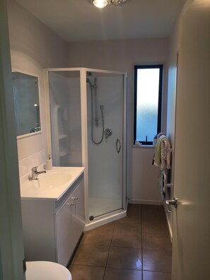 Haartrockner, Handtücher, Shampoo, Toilettenpapier