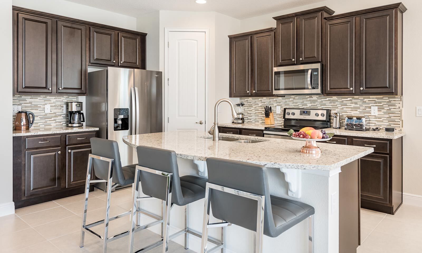 Kylskåp, mikrovågsugn, ugn och spishäll