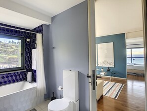 Badewanne, Haartrockner, Handtücher