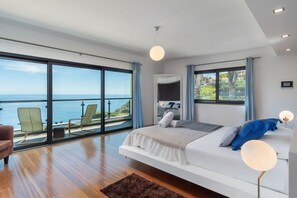 4 habitaciones, tabla de planchar con plancha y cuna de viaje 
