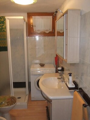 Shower, free toiletries, hair dryer, bidet