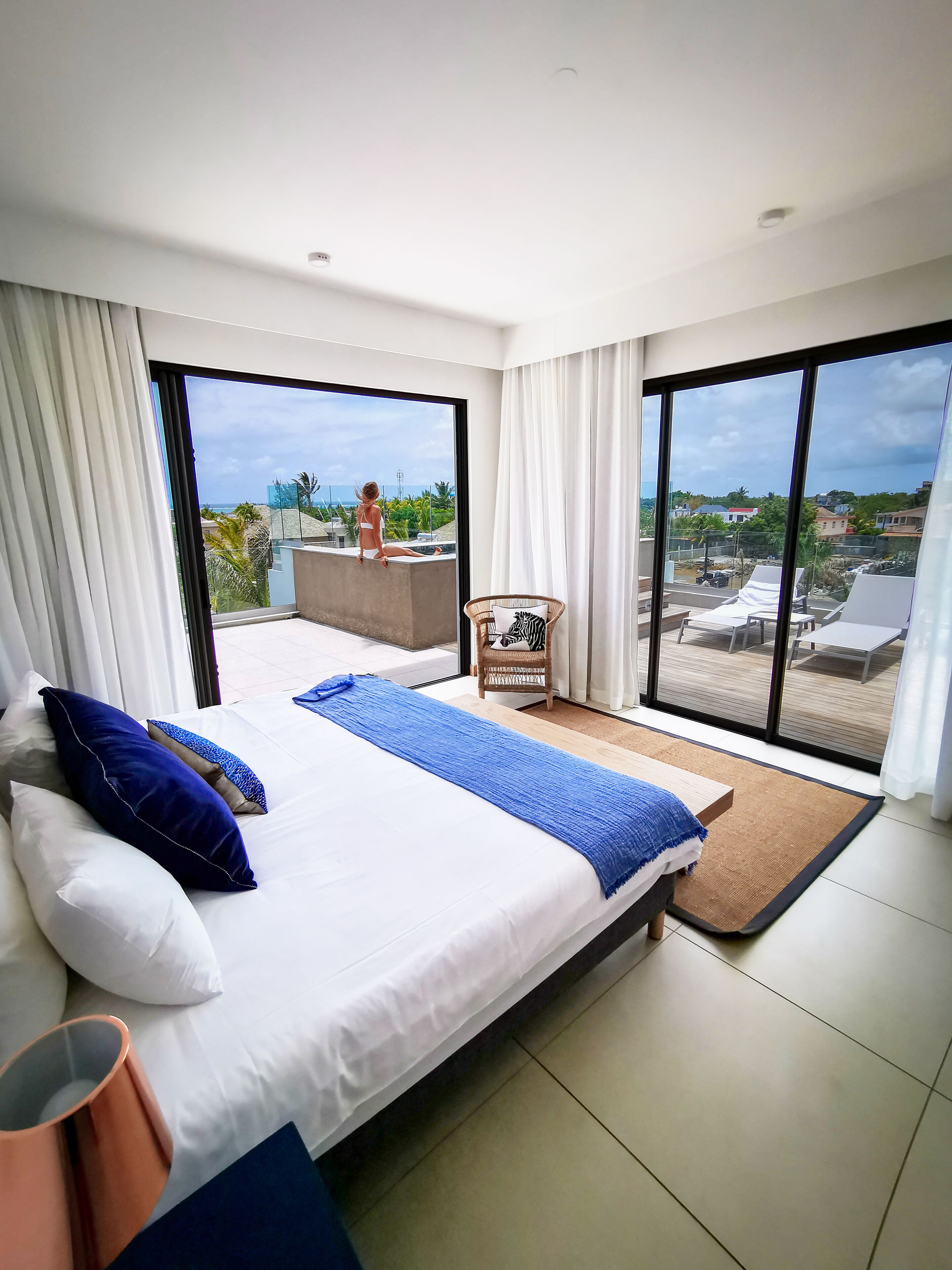 Ático exclusivo, 3 habitaciones, piscina privada, vistas parciales al mar | Ropa de cama de alta calidad y colchones con acolchado adicional