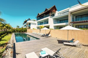 Outdoor pool, pool umbrellas, pool loungers - Mythic Suites & Villas by MJ Holidays (Grand Gaube)