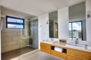 Ático exclusivo, 3 habitaciones, piscina privada, vistas parciales al mar | Baño | Artículos de higiene personal gratuitos, secador de pelo y albornoces