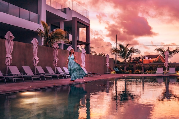 Hồ bơi ngoài trời, dù/ô trên bãi biển/hồ bơi, ghế dài tắm nắng