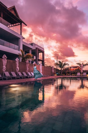 Outdoor pool, pool umbrellas, sun loungers