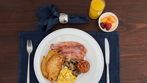 Se ofrece un desayuno completo todos los días (por un coste adicional)