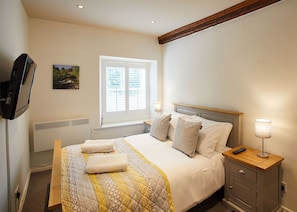 Bumblebee Cottage | 2 bedrooms, desk, laptop workspace, iron/ironing board