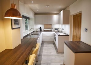 Cottage Mewah | Dapur pribadi | Lemari es besar, microwave, oven, dan kompor