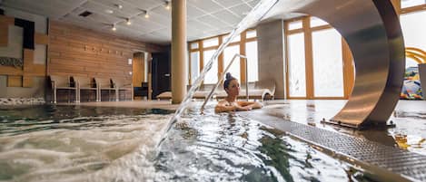 Innendørsbasseng og solsenger