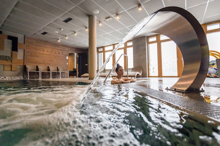 Una piscina techada, sillones reclinables de piscina. Amenity Hotel & Resort Špindlerův Mlýn