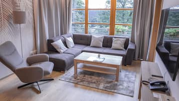 Junior Apartment, 1 Bedroom, Garden View, Annex Building | Hypo-allergenic bedding, in-room safe, blackout drapes