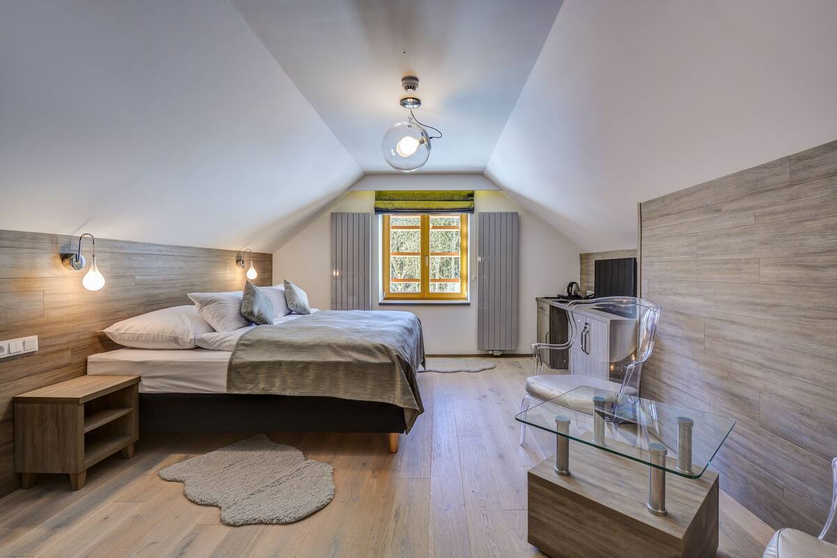 Hypo-allergenic bedding, in-room safe, blackout curtains