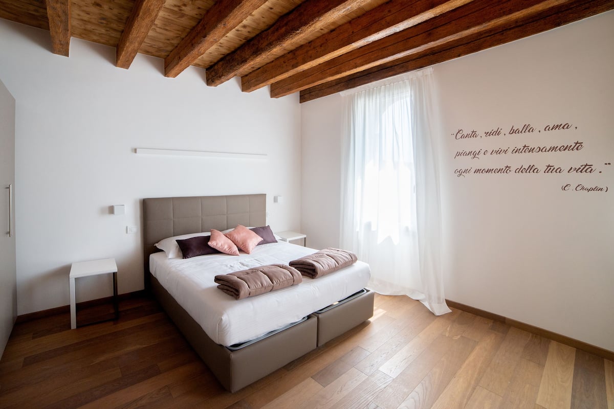 Deluxe Double Room, 1 Queen Bed | Desk, WiFi (free), bed sheets