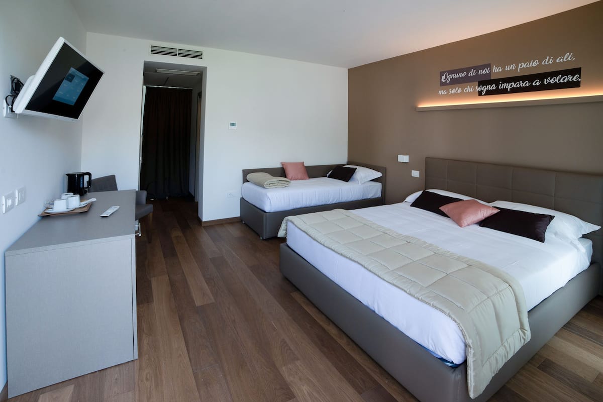 Twin Room | Desk, WiFi (free), bed sheets